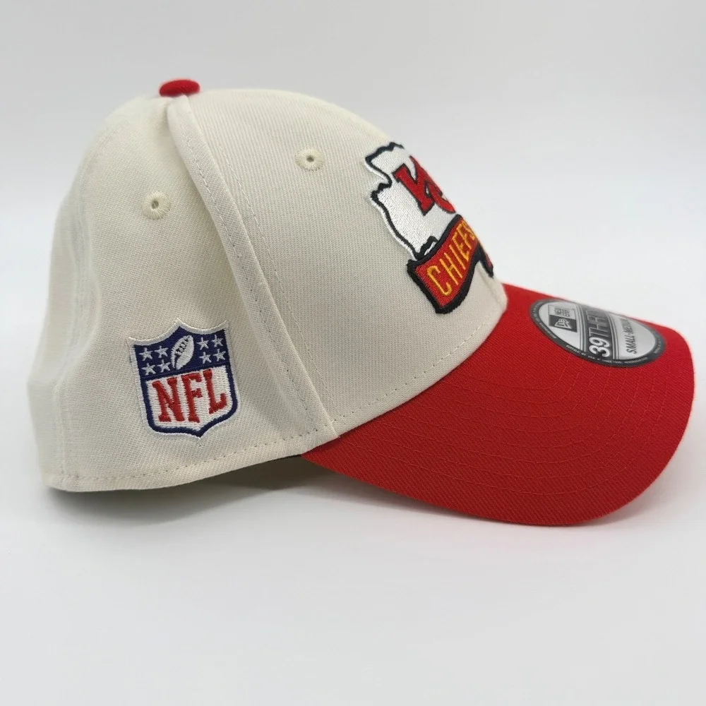New Era Kansas City Chiefs Hat Men S/M White Red 39THIRTY NFL AFC Curved Brim